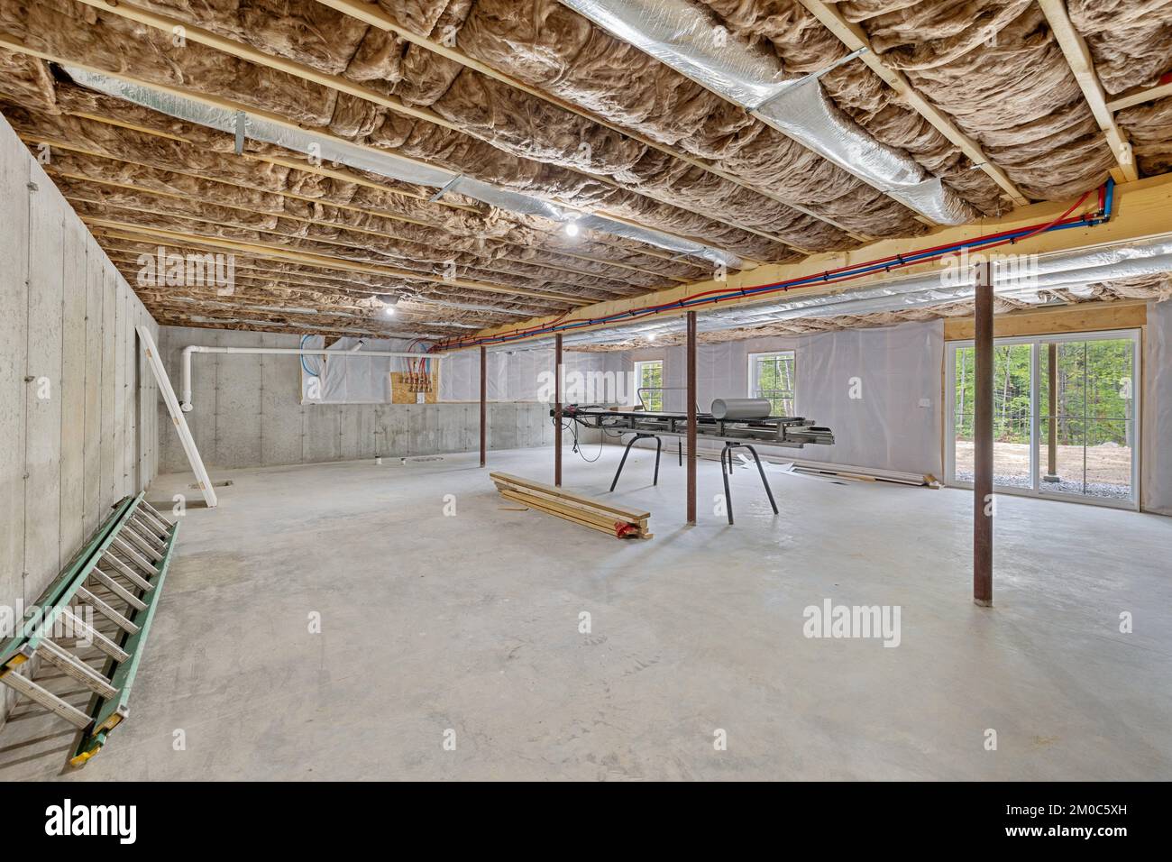 Un interno di un edificio semilavorato in fase di ristrutturazione con attrezzature Foto Stock