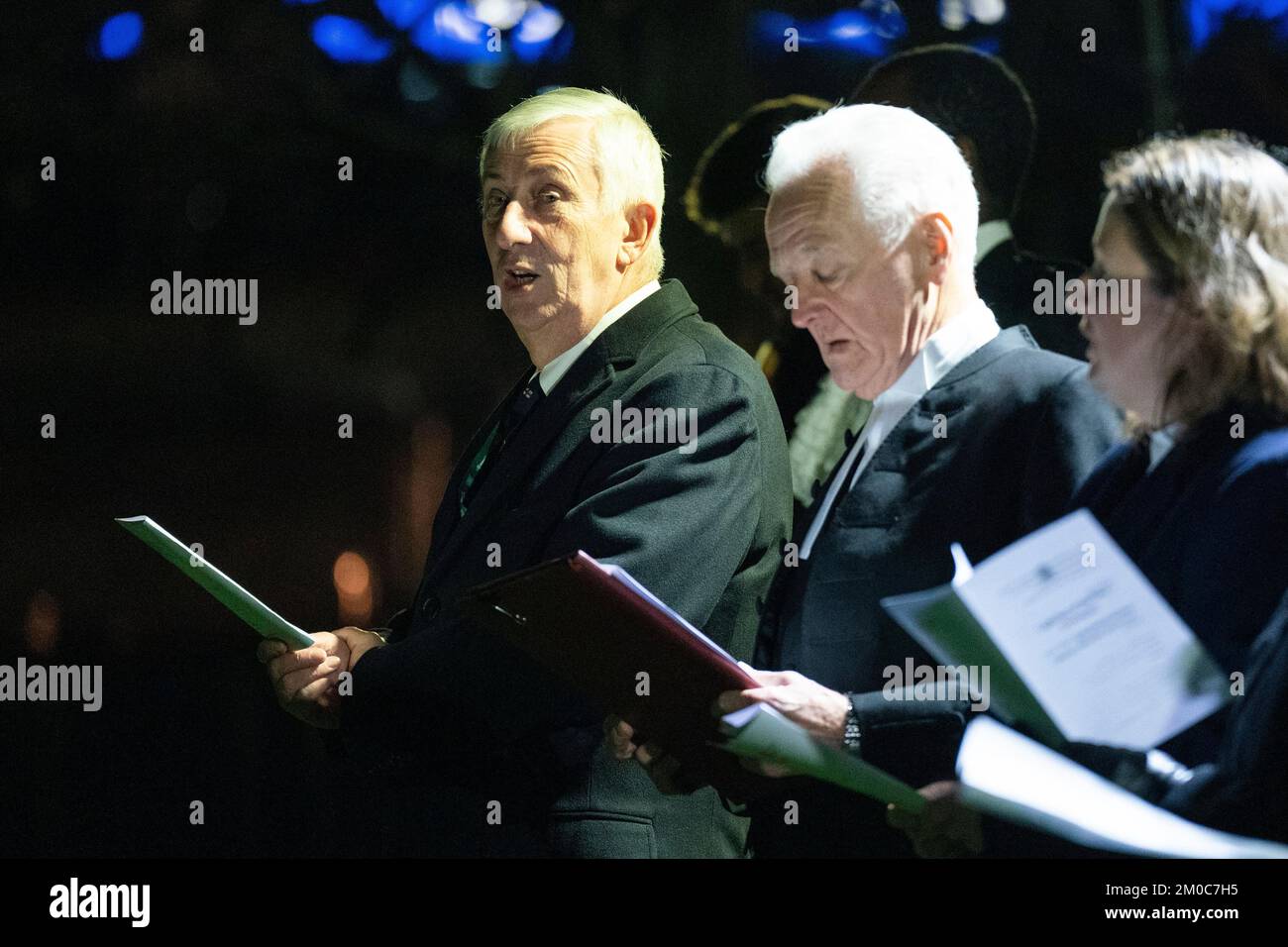 Il Presidente dei Comuni Sir Lindsay Hoyle canta i caroli prima di dichiarare l'inizio della stagione festiva in Parlamento con l'illuminazione dell'albero di Natale a New Palace Yard, sulla tenuta parlamentare a Westminster. Data immagine: Lunedì 5 dicembre 2022. Foto Stock