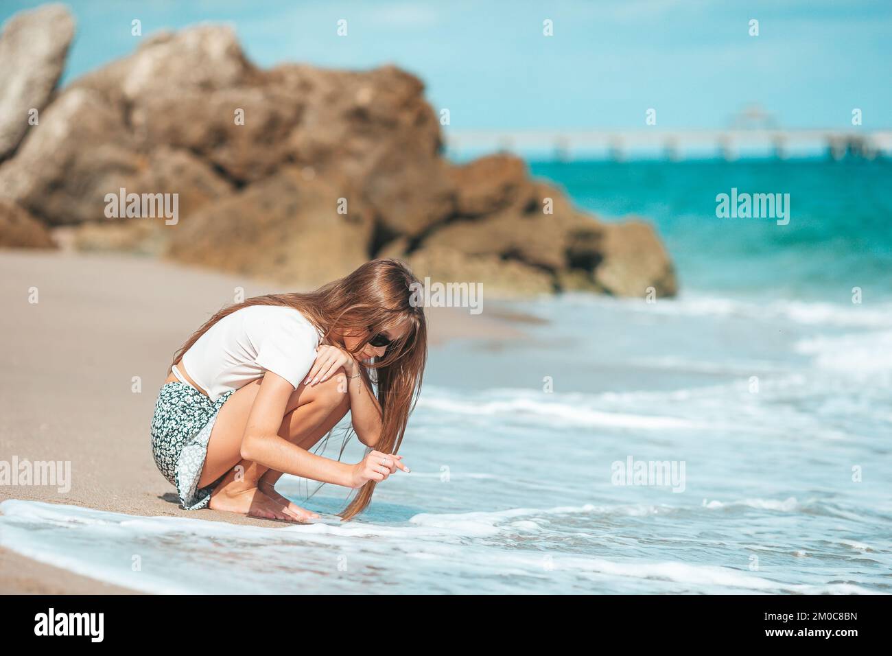 Adorabile ragazza adolescente ha divertimento a spiaggia tropicale durante le vacanze Foto Stock