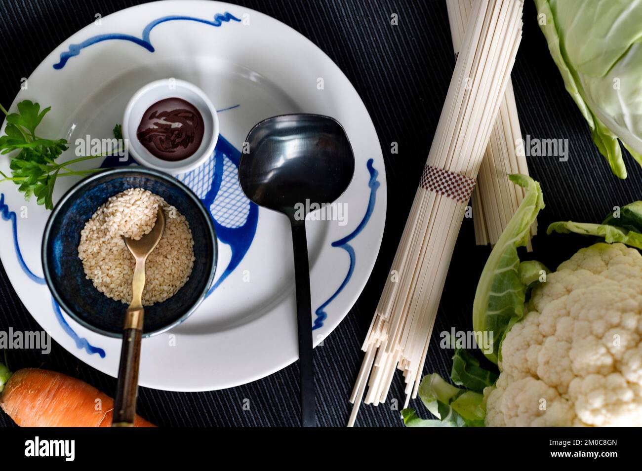 Ingredienti per la preparazione di un piatto asiatico di cavolo a punta con salsa hoisin Foto Stock