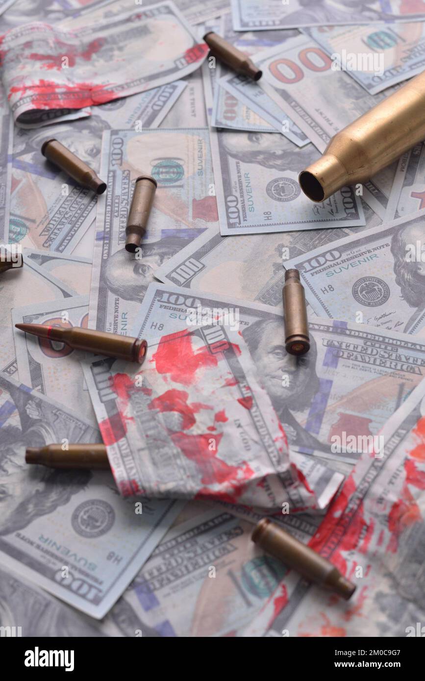 sangue denaro di guerra. Cartucce con sangue in banconote in dollari. Foto Stock