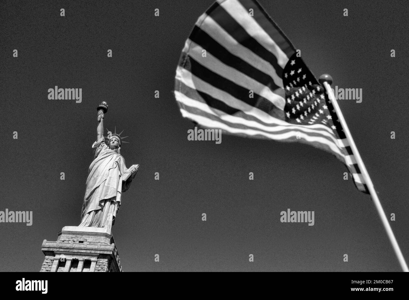 Statua della libertà Monumento Nazionale e bandiera americana, New York, Manhattan, USA Foto Stock