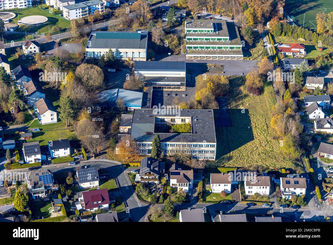 Veduta aerea, scuola secondaria e sala dello sport Am Habicht nel distretto di Lendringsen a Menden, Sauerland, Renania settentrionale-Vestfalia, Germania, Istruzione, Foto Stock