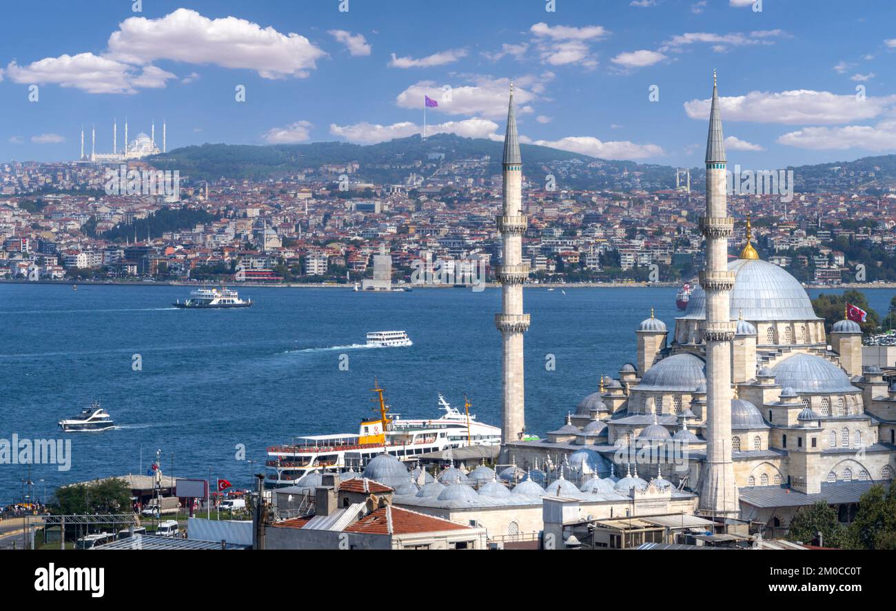 Skyline di Istanbul con la Nuova Moschea in primo piano e la Moschea di Camlica sul lato asiatico sullo sfondo, Istanbul, Turchia. Foto Stock