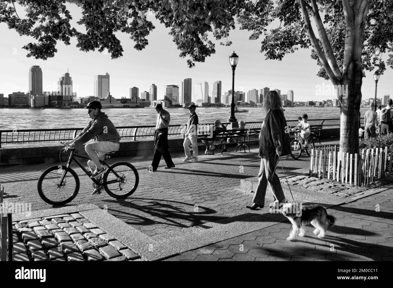 Battery Park è un posto meraviglioso per andare in bicicletta. Il nome deriva dall'artiglieria dei Paesi Bassi e degli inglesi che vi si stabilirono per proteggerli Foto Stock