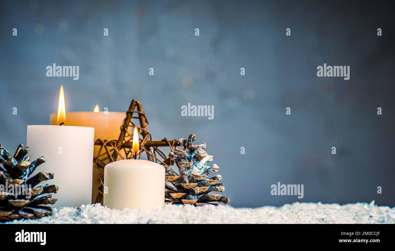 Luce a candela con festoso illuminato Natale ampio sfondo e spazio copia Foto Stock