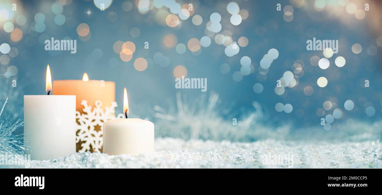 Luce a candela con festoso sfondo di Natale illuminato e banner spazio copia Foto Stock