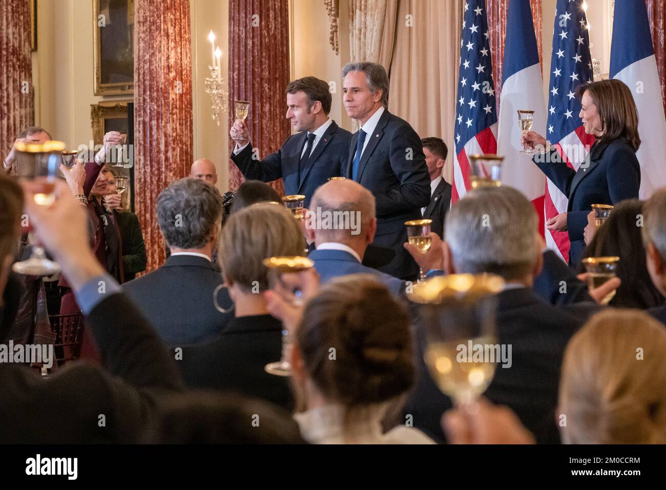 Il Segretario di Stato Antony J. Blinken e il Vice Presidente Kamala Harris organizzano un pranzo di Stato in onore del Presidente francese Emmanuel Macron negli Stati Uniti Dipartimento di Stato a Washington, D.C., il 1 dicembre 2022. [Foto del Dipartimento di Stato di Ron Przysucha] Foto Stock