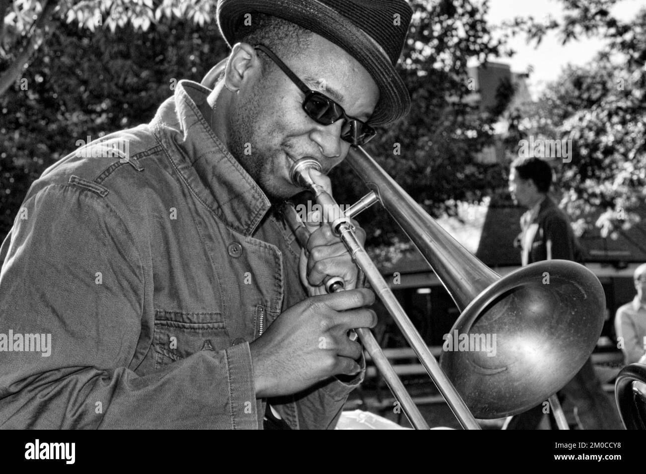 Un sassofonista nel Washington Square Park nel Greenwich Village Park. New York, Manhattan, Stati Uniti Foto Stock