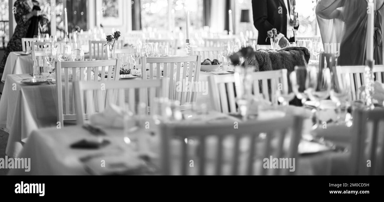 Tavoli pronti ad accogliere gli ospiti del matrimonio Foto Stock