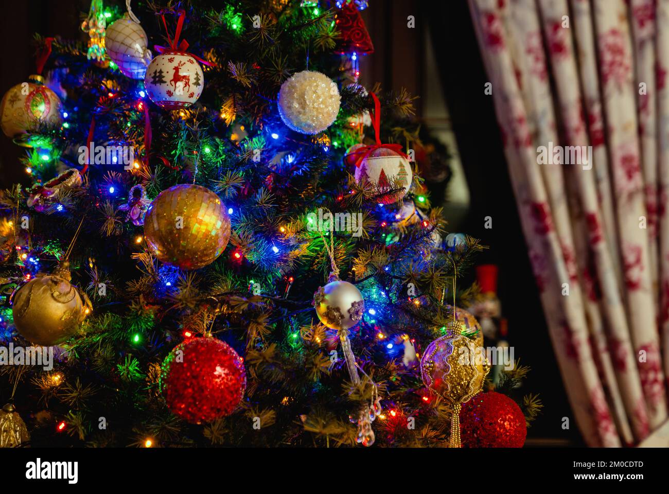 Albero di Natale decorato Foto Stock