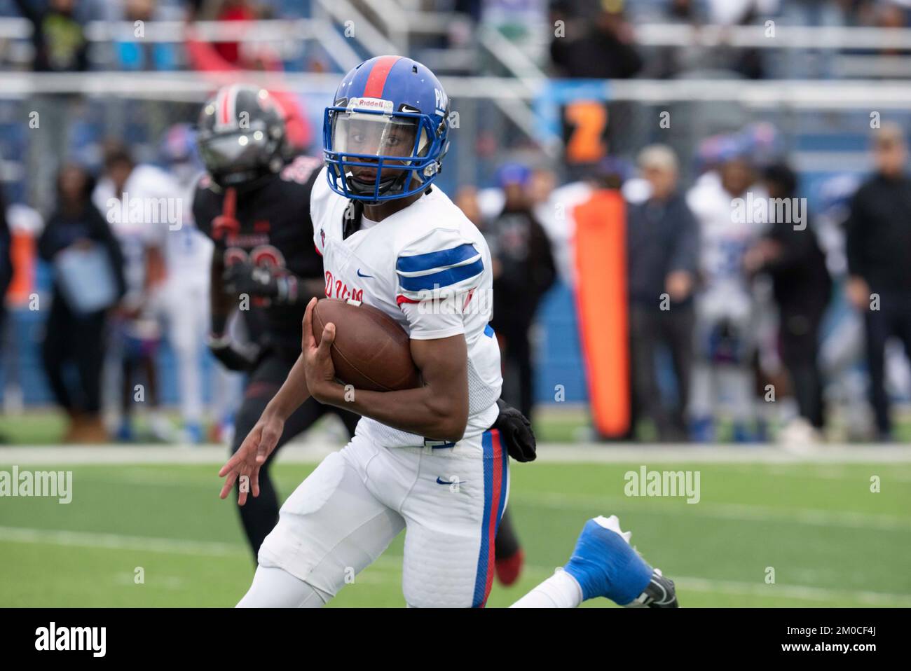 Georgetown Texas USA, 3 2022 dicembre: Duncanville quarterback breaks free for a long gain during a University Scholastic League (UIL) quarto finale gioco di calcio nel Texas centrale. ©Bob Daemmrich Foto Stock