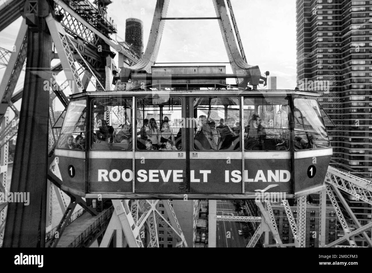 Roosevelt Island cable car, aka tramway, connecting Manhattan with Roosevelt Island photographer from Queensboro Bridge, aka Ed Koch 59th Street Bridg Foto Stock