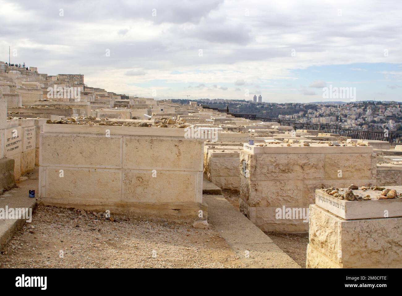 9 Nov 2022 pietre per la visita a titolo di ricordo poste su tombe e tombe sul Monte degli Ulivi a Gerusalemme Israele Foto Stock