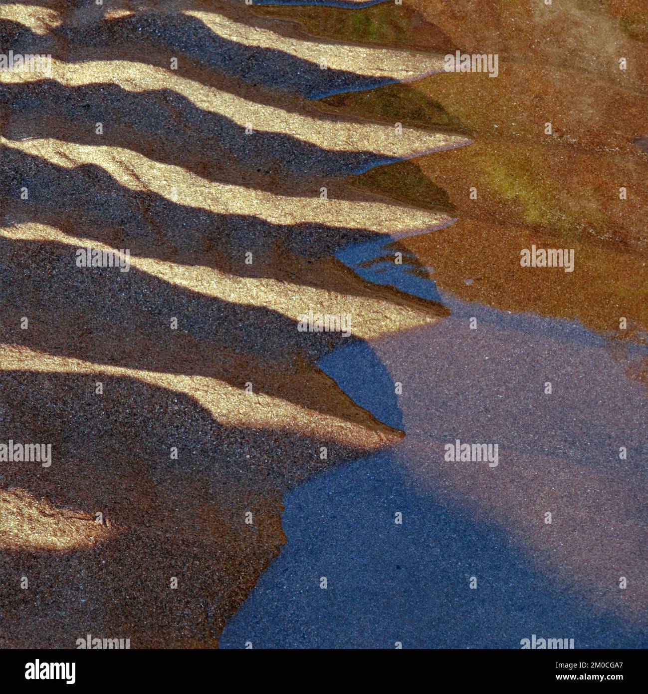 Abstract dettagliati schemi di marea in sabbia a bassa marea in Penbryn Beach in South West Wales UK Foto Stock