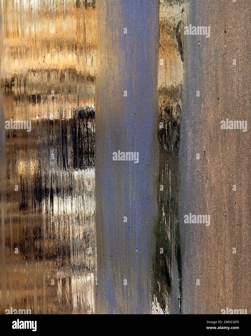 Sands e riflessioni sulla spiaggia della Baia di chiesa sulla parte settentrionale del litorale occidentale sull isola di Anglesey North Wales UK Foto Stock