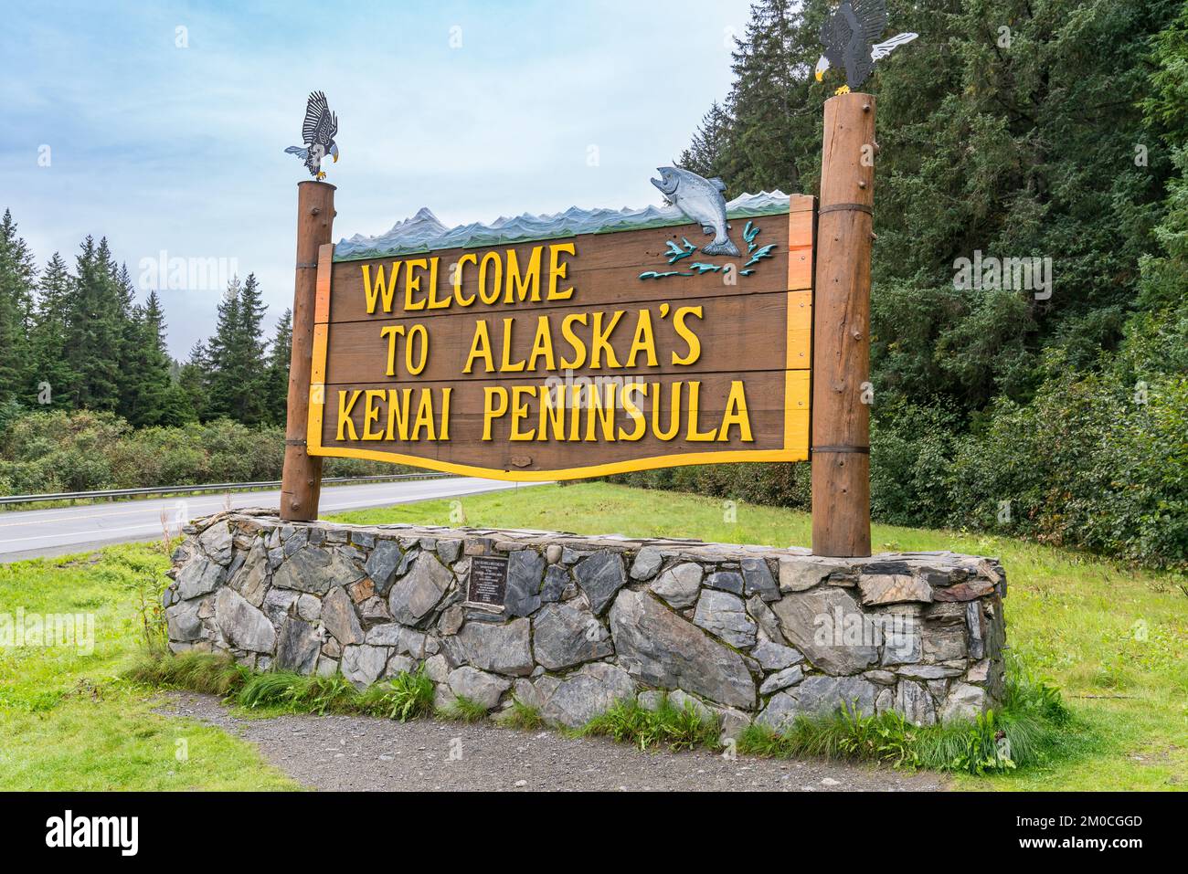 Seward, AK - 1 settembre 2022: Benvenuti nella Penisola Kenai Alaska segno lungo l'autostrada che conduce a Seward Foto Stock