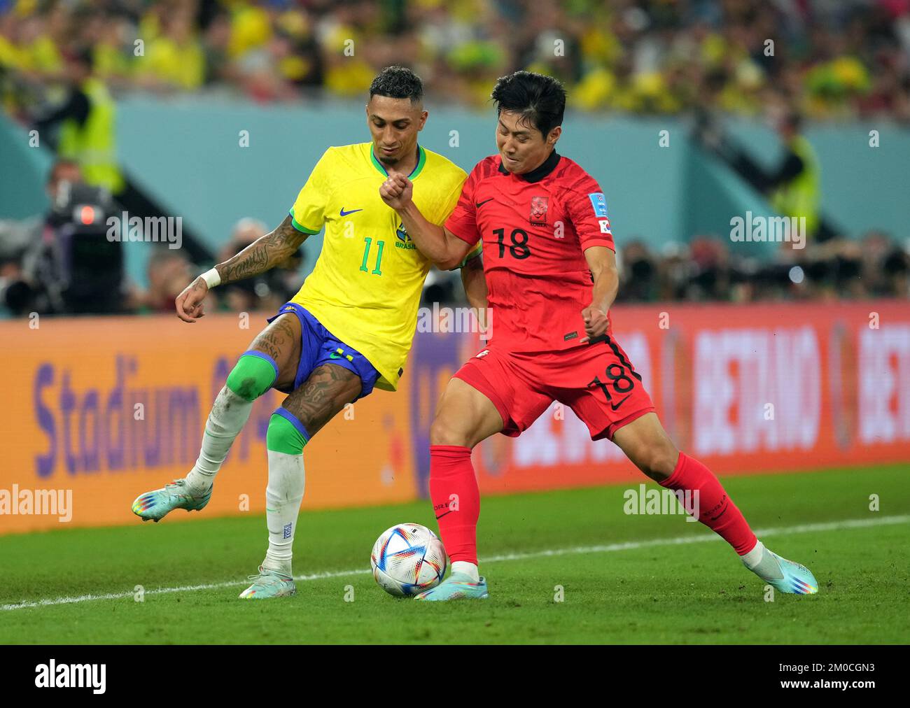 Raphinha (a sinistra) del Brasile e Lee Kang-in della Corea del Sud combattono per la palla durante la Coppa del mondo FIFA Round di sedici partita allo Stadio 974 a Doha, Qatar. Data immagine: Lunedì 5 dicembre 2022. Foto Stock