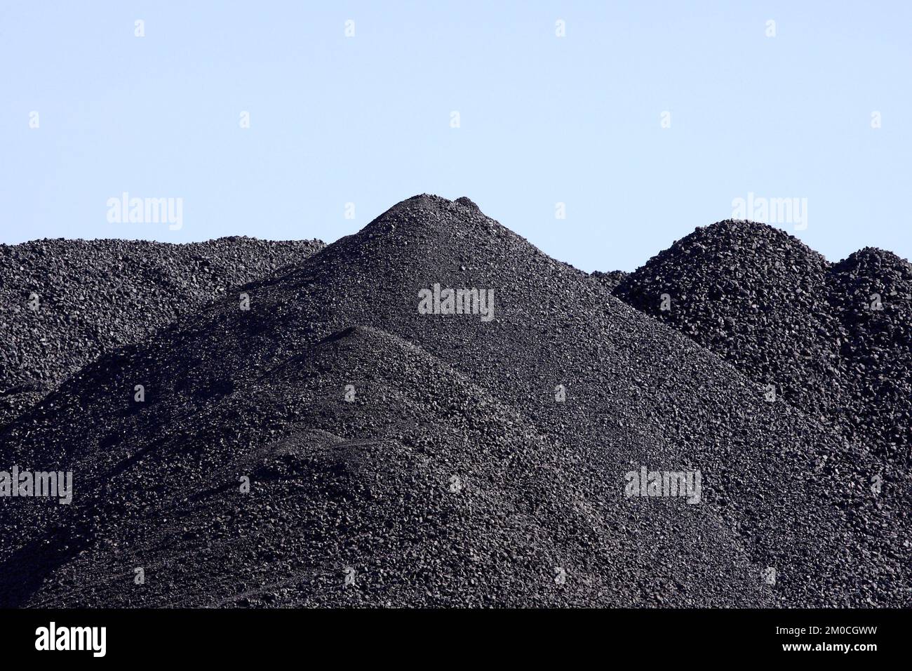 Mucchi di riserve di carbone all'aperto Foto Stock