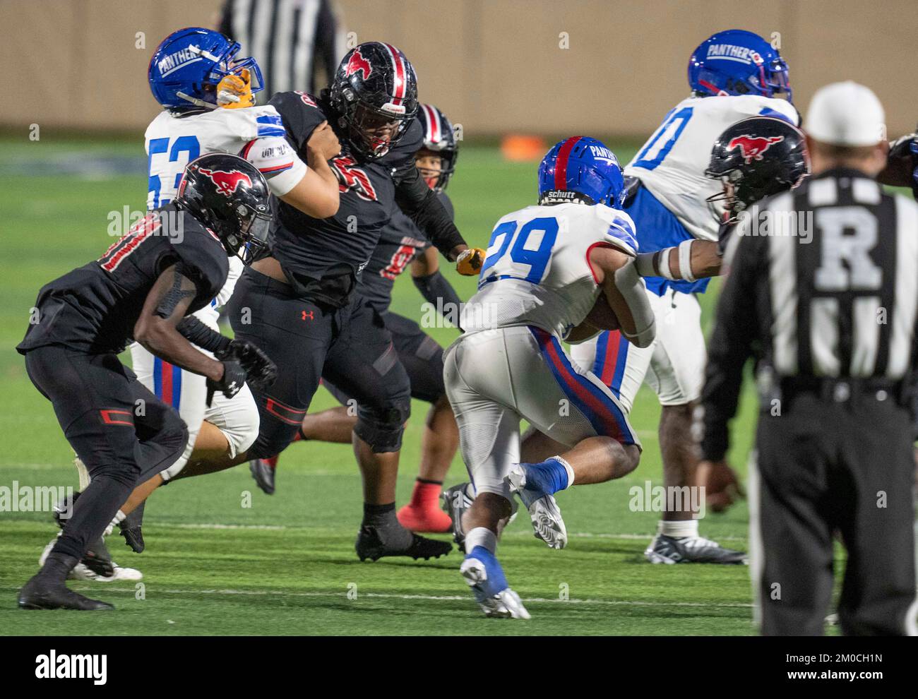 Georgetown Texas USA, dicembre 3 2022: Duncanville High School Running back Caden Durham (No. 29) porta la palla per un guadagno durante una partita di calcio di un quarto di finale della University Scholastic League (UIL) nel Texas centrale. ©Bob Daemmrich Foto Stock