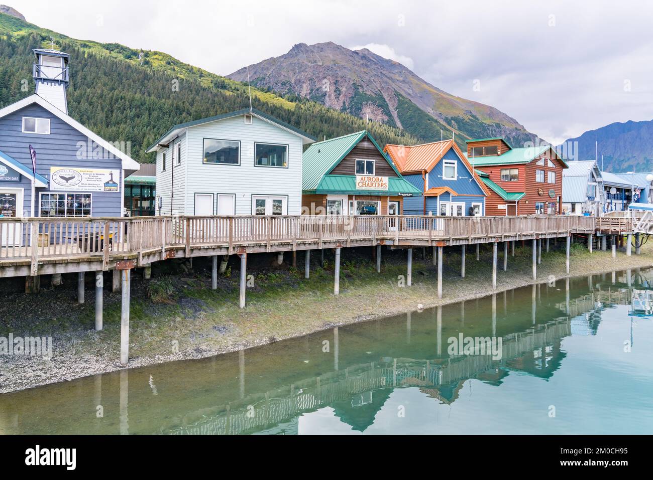 Seward, AK - 1 settembre 2022: I negozi costeggiano il lungomare lungo Resurrection Bay a Seward, Alaska Foto Stock