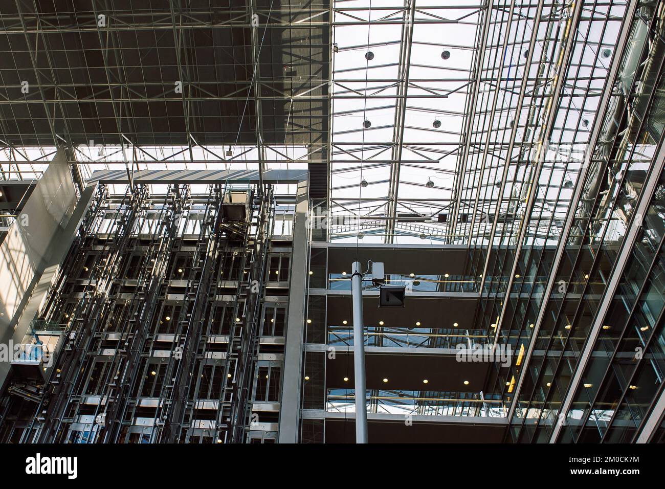 Helsinki, Finlandia - 22 agosto 2022: Sanomatalo è un edificio per uffici commerciali. Edicola dal design moderno. Interno dell'edificio con finestre di vetro Foto Stock