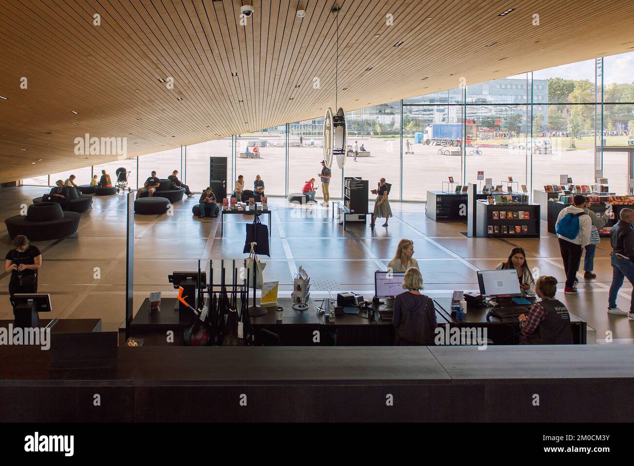 Helsinki, Finlandia - 22 agosto 2022: Biblioteca centrale di Helsinki Oodi. Luogo d'incontro con una gamma di servizi dal design moderno nel centro della città. Interno dell'edificio con finestre di vetro Foto Stock