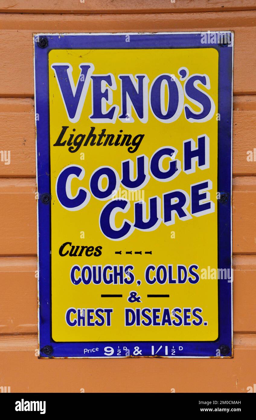 Enamelled Metal segno, pubblicizzando la cura della tosse di Venoe, fotografato alla stazione di Bishops Lydeard sulla ferrovia di West Somerset nel Somerset, Inghilterra, Regno Unito Foto Stock