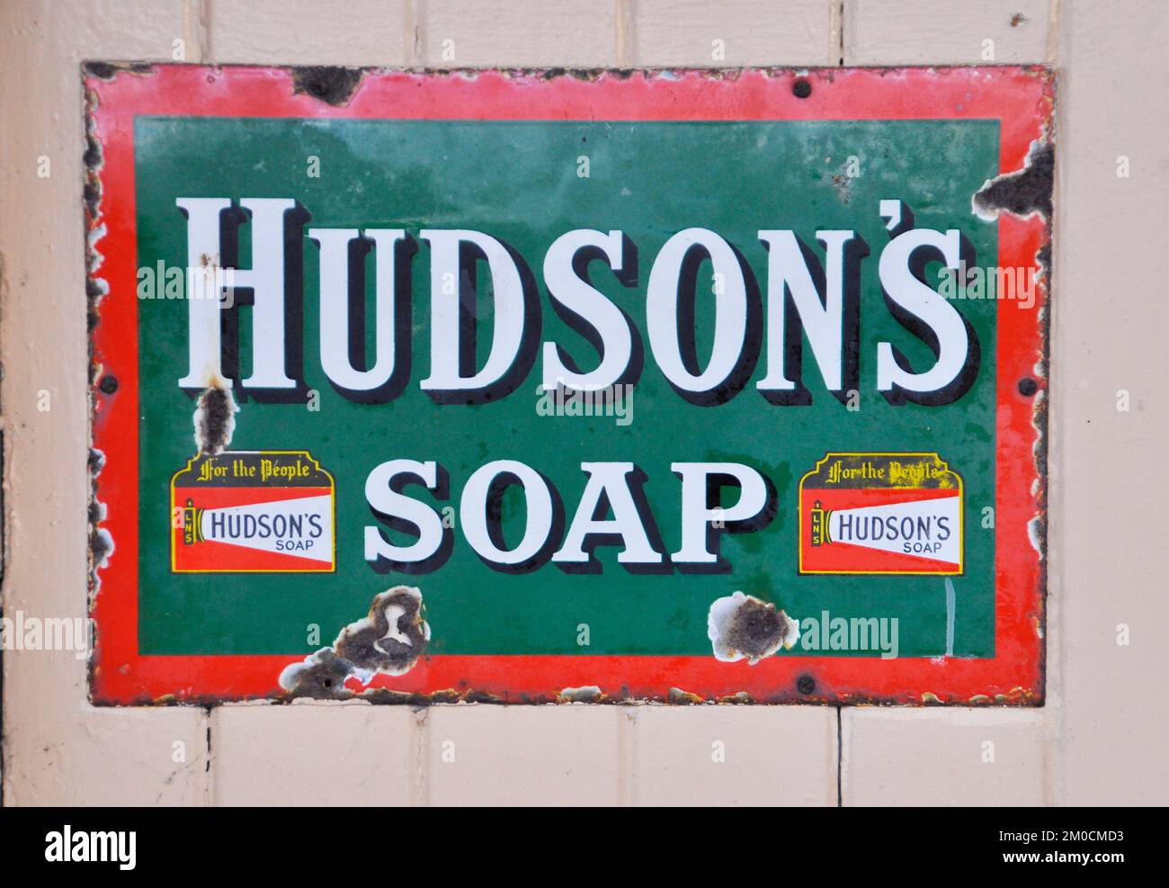 Enamelled metallo segno, pubblicità Hudson sapone fotografato alla stazione ferroviaria di Tenterden in Kent, Inghilterra, Regno Unito Foto Stock
