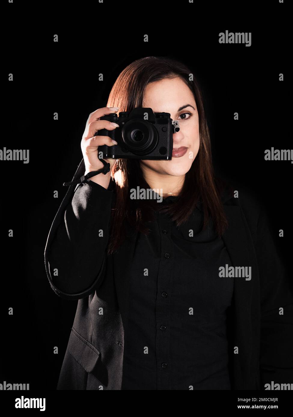 donna fotografo primo piano fotocamera sfondo nero Foto Stock