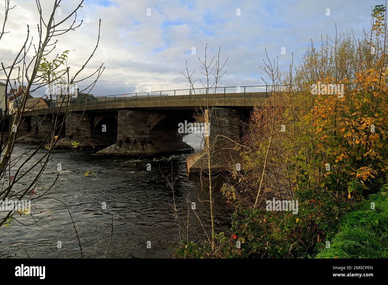 Fiume Usk, Brecon, Powys, Galles. Ponte stradale sul Usk. Dicembre 2022. Inverno. Foto Stock