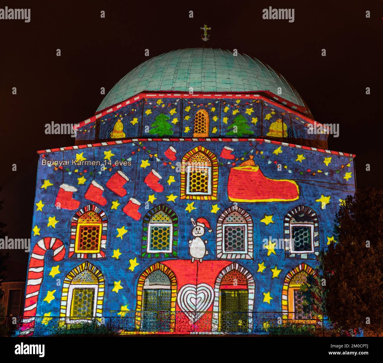 PECS, UNGHERIA - DICEMBRE 2 2022: Dipinto a colori natalizio su Dzsami in Piazza Szechenyi a Pecs. 2 dicembre 2022 Pecs, Ungheria Foto Stock