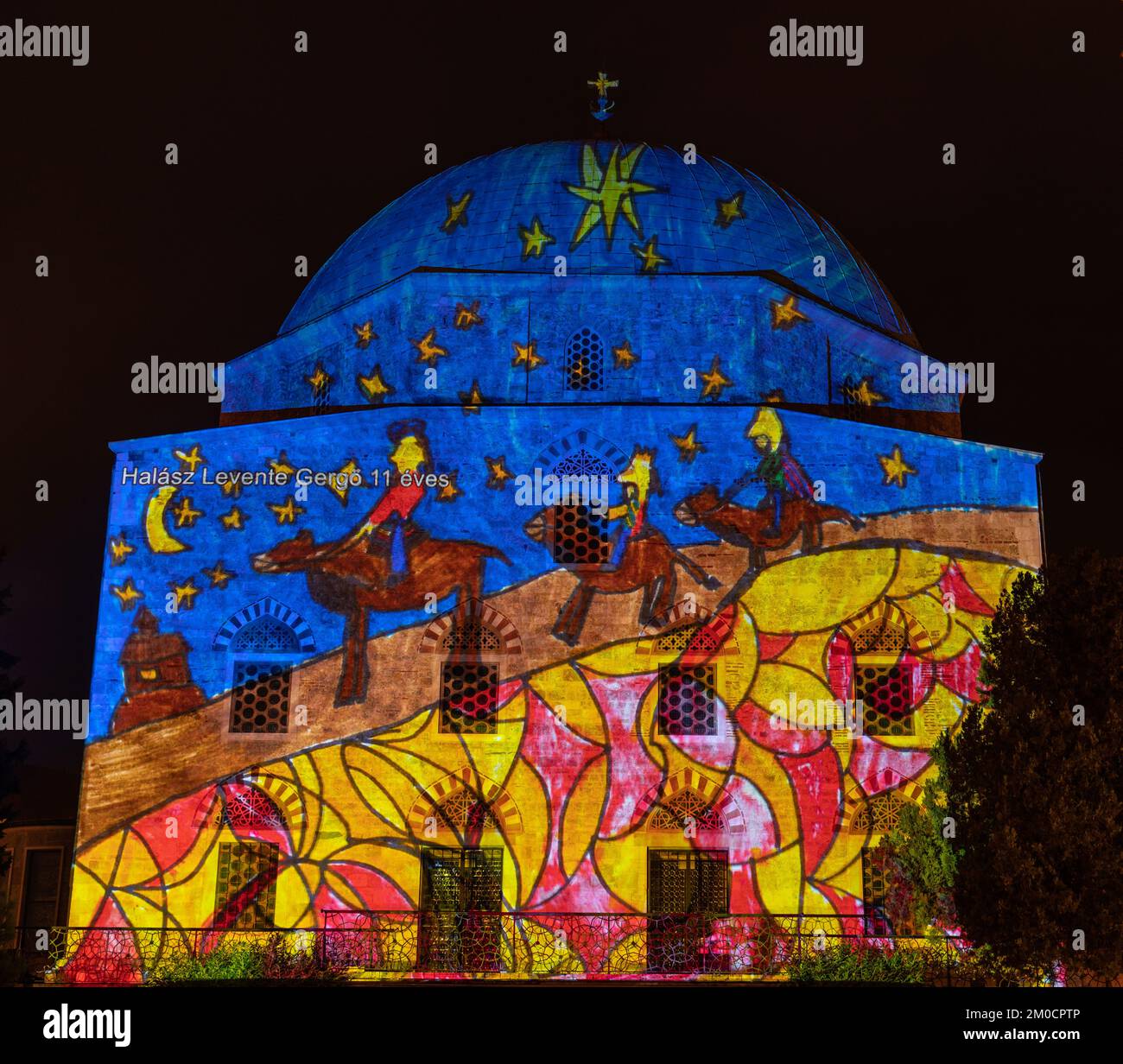 PECS, UNGHERIA - DICEMBRE 2 2022: Dipinto a colori natalizio su Dzsami in Piazza Szechenyi a Pecs. 2 dicembre 2022 Pecs, Ungheria Foto Stock