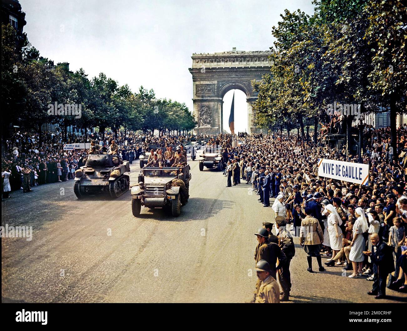 LIBERAZIONE DI PARIGI 22 AGOSTO 1944. La 2nd° Divisione Armoured americana passa attraverso l'Arco di Trionfo Foto Stock
