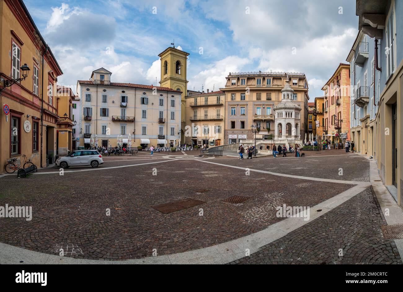 Piazza con Fontana Bollente, nel centro di Acqui Terme, antico borgo piemontese Foto Stock