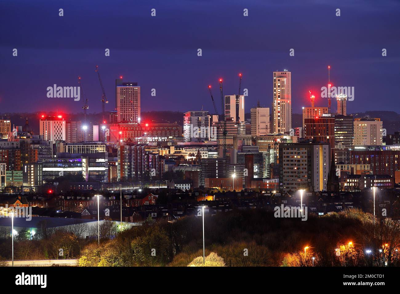 Lo skyline notturno del centro di Leeds Foto Stock