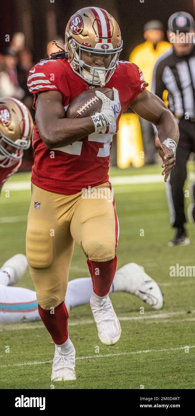 Santa Clara, California, Stati Uniti. 4th Dec, 2022. San Francisco 49ers che fa ritorno a Jordan Mason (24) domenica 04 dicembre 2022, allo stadio Levis di Santa Clara, California. Il 49ers sconfisse i Delfini 33-17. (Credit Image: © al Golub/ZUMA Press Wire) Foto Stock