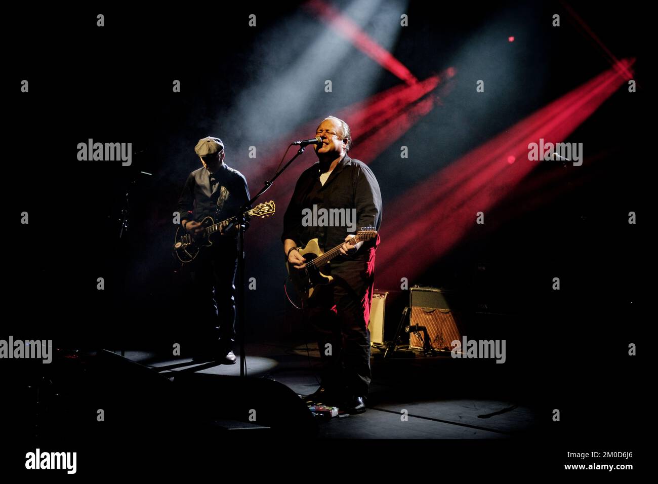 I Pixies live in concerto a Stoccolma - Joey Santiago (chitarra) e Frank Black (alias Black Francis), cantante e chitarrista dei Pixies, dal vivo sul palco durante un concerto del loro tour "Beneath the Eyrie" al Cirkus di Stoccolma, Svezia il 2019 settembre (versione a colori) Foto Stock