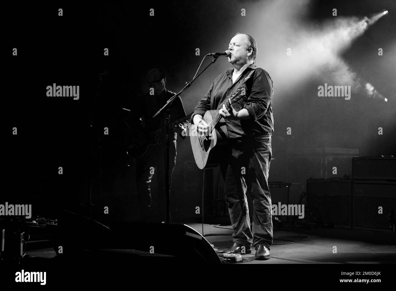 I Pixies live in concerto a Stoccolma - Joey Santiago (chitarra) e Frank Black (alias Black Francis), cantante e chitarrista dei Pixies, dal vivo sul palco durante un concerto del loro tour "Beneath the Eyrie" al Cirkus di Stoccolma, Svezia il 2019 settembre (versione B&W) Foto Stock