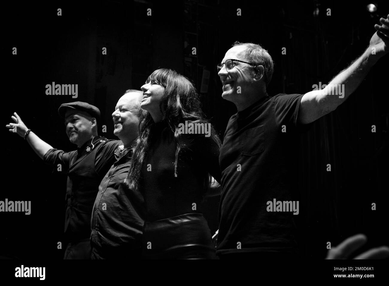I Pixies (Joey Santiago, Francesco Nero, Paz Lenchantin e David Lovering) hanno offerto Arrivederci alla fine del loro show il 2019 settembre a Cirkus, Stoccolma, Svezia (versione B&W) Foto Stock