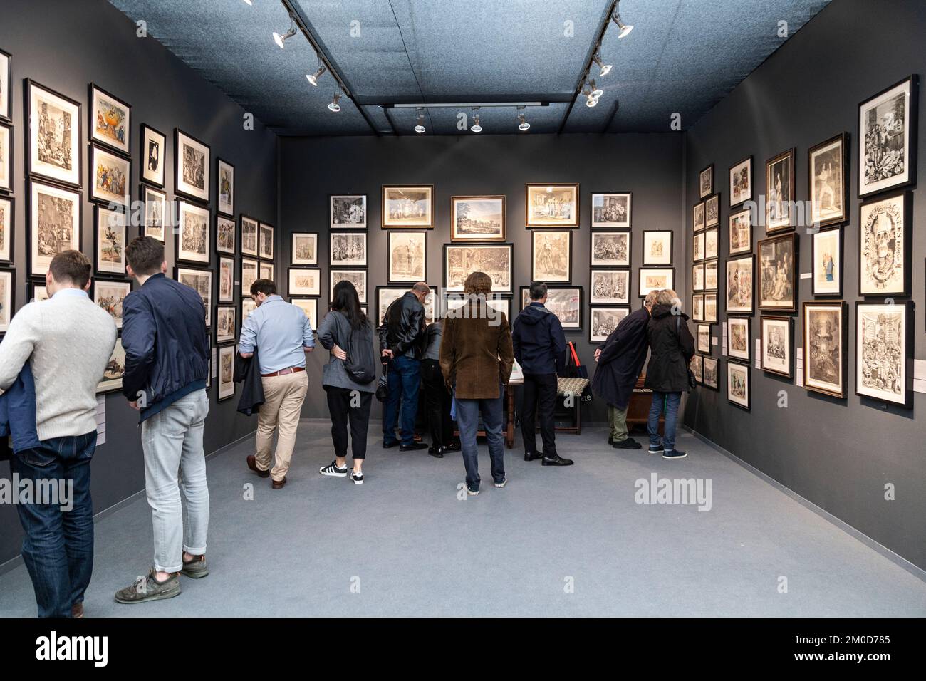 Persone che guardano l'arte a Frieze Masters London, Regents Park, London, UK Foto Stock