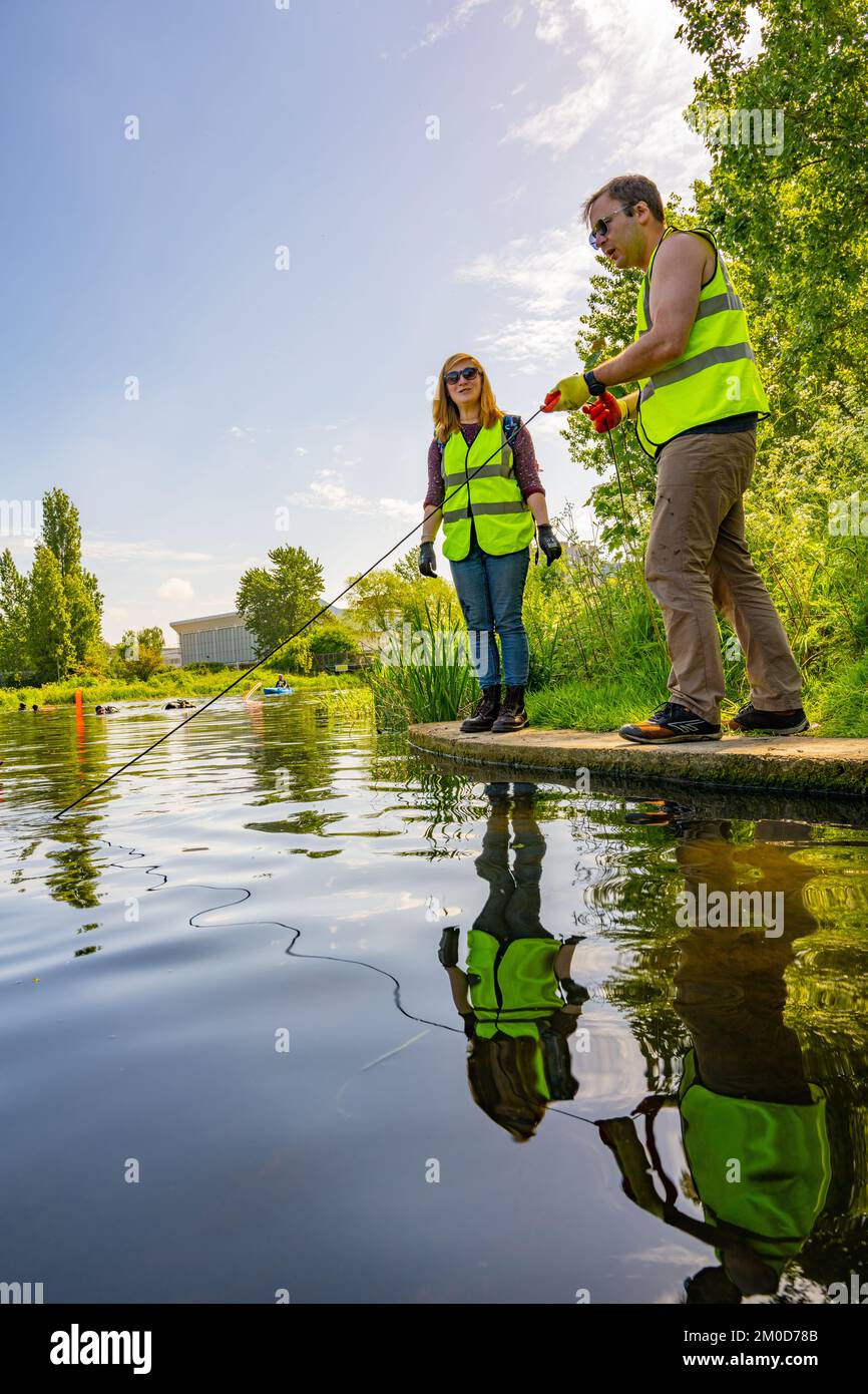 I subacquei che fanno una pulizia del fiume sui fiumi Chelmer e può a Chelmsford Essex Foto Stock