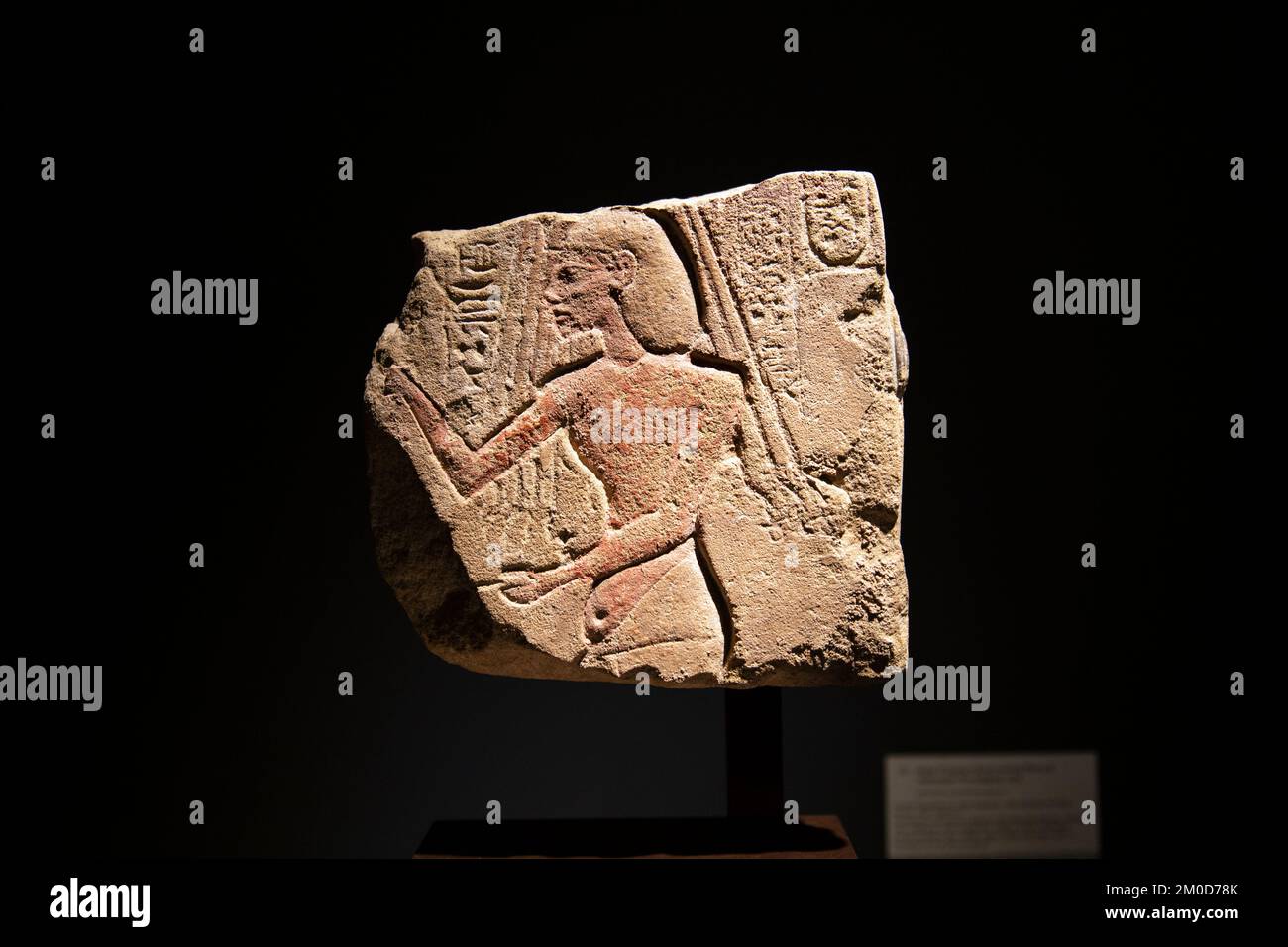 Antico frammento di rilievo egiziano con il faraone Akhenaten che adorava Aten (nuovo regno 18th dinastia circa 1349 AC), Frieze Masters Londra, Londra, Regno Unito Foto Stock