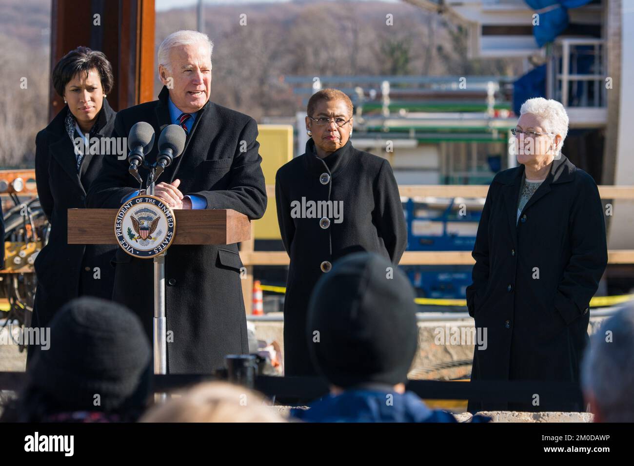 Ufficio dell'Amministratore - Build America - Amministratore Gina McCarthy, Vice Presidente Joe Biden, e D.C. Il sindaco Muriel Bowser visita un progetto DC Clean Rivers e il DC Congresswoman Eleanor Holmes Norton , Agenzia per la protezione ambientale Foto Stock