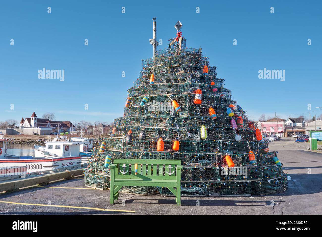 Una tradizione in un certo numero di città in Nova Scotia Canada è di creare un albero di Natale utilizzando trappole di aragosta e decorandoli con luci e nautiche I. Foto Stock