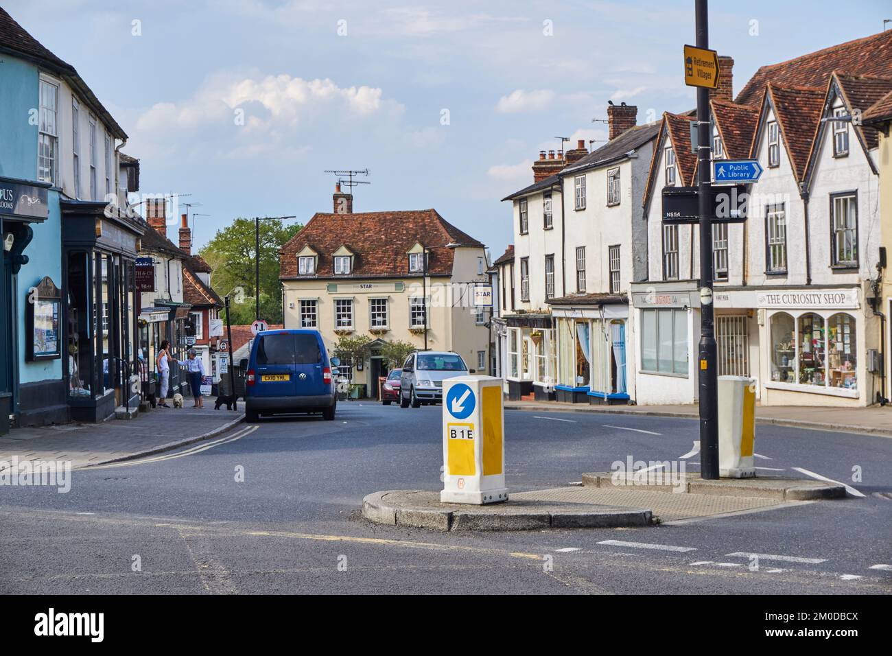 Incrocio stradale e scena stradale a Dunmow Foto Stock