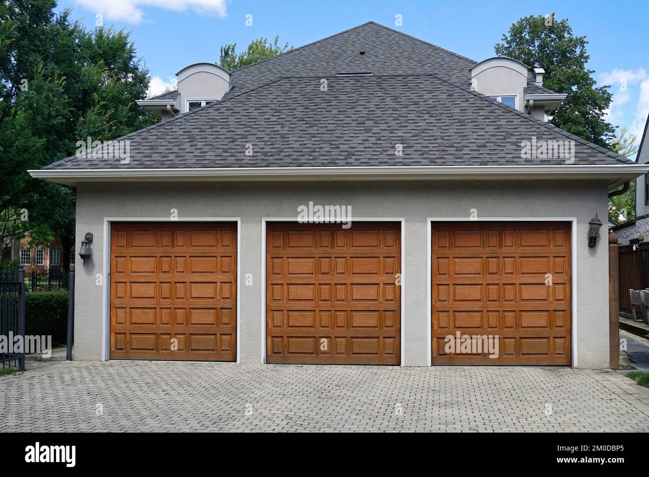 Casa con tre garage auto, un servizio comune in quartieri suburbani ricchi Foto Stock