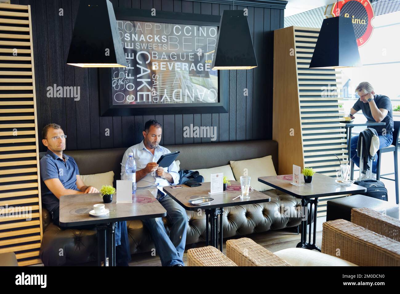 RIGA, LETTONIA - 14 GIUGNO: Passeggeri all'aeroporto internazionale di riga il 14 giugno 2011. L'aeroporto internazionale di riga è uno dei tre aeroporti più importanti di Latv Foto Stock