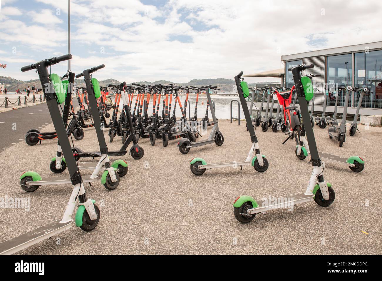 Una spianata vicino al porto di Lisbona piena di pattini elettrici Foto Stock