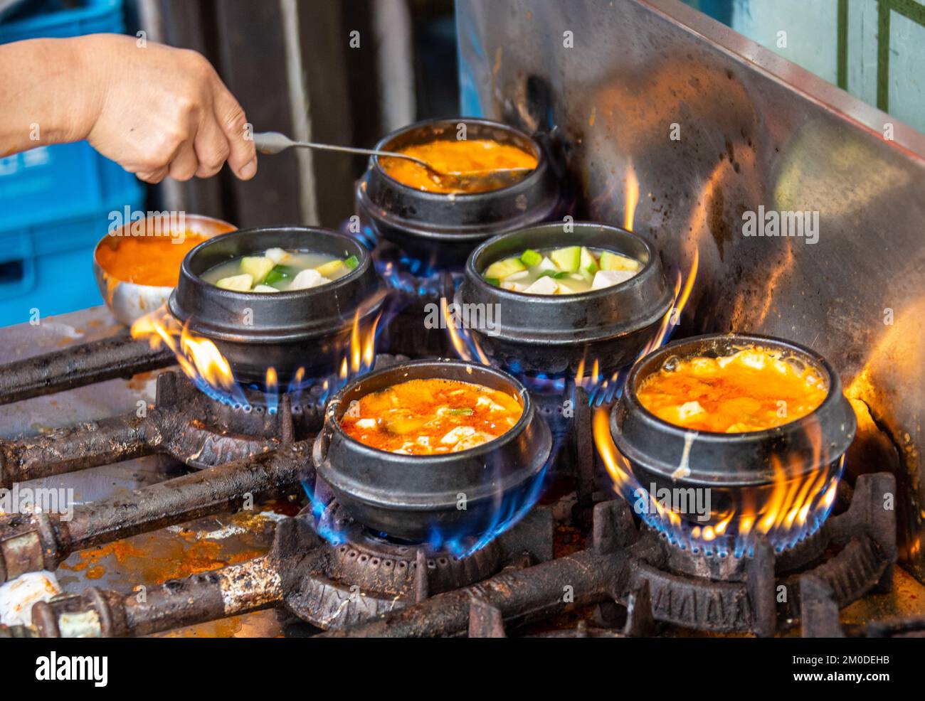 Chiggae di Beltfish, o stufato coreano sopra il fuoco, mercato di Namdemun, Seoul, Corea del Sud Foto Stock